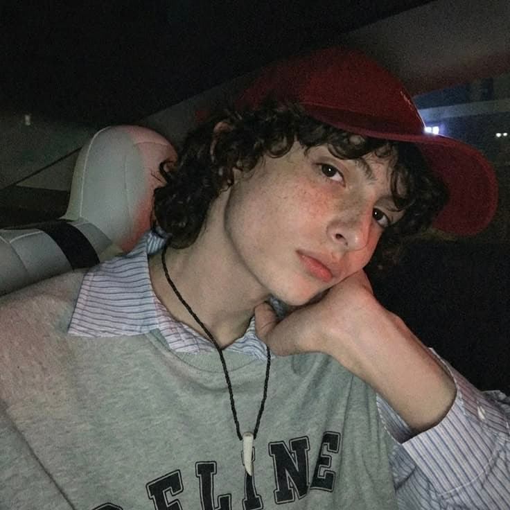 کاور اهنگ Choose the latter از Finn Wolfhard